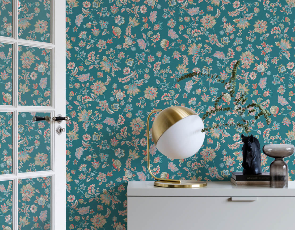 Blauw behang met bloemen
