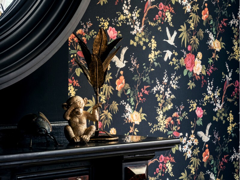 Zwart behang met bloemen