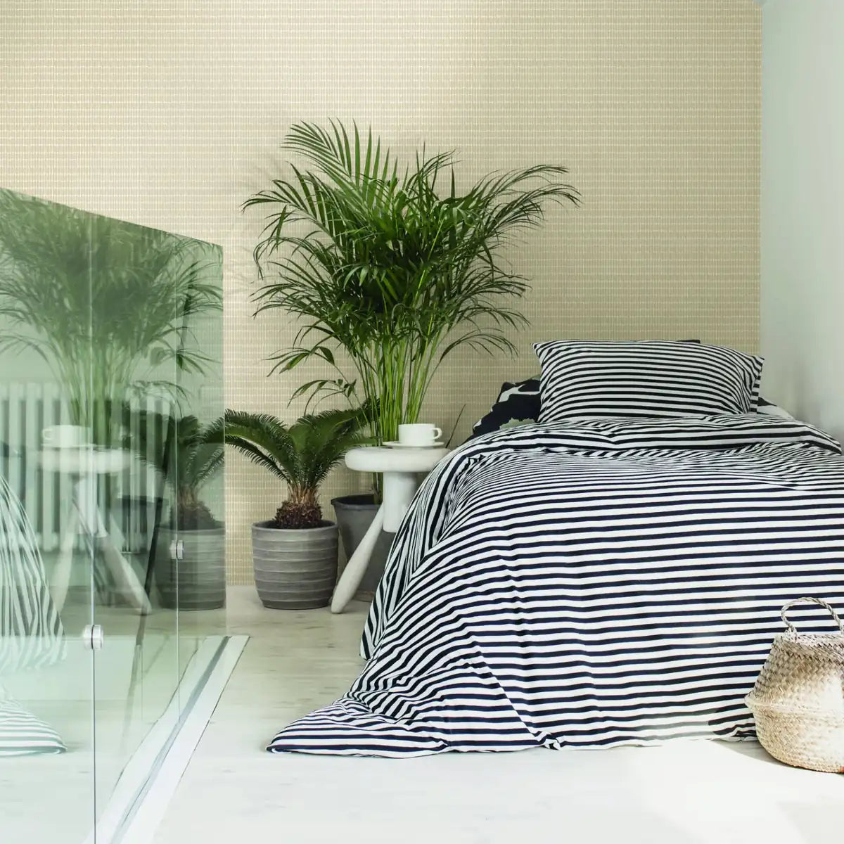 hookedonwalls-alku-sfeer-marimekko-wallcoverings-06-alku-25130-roomshot-print-hr