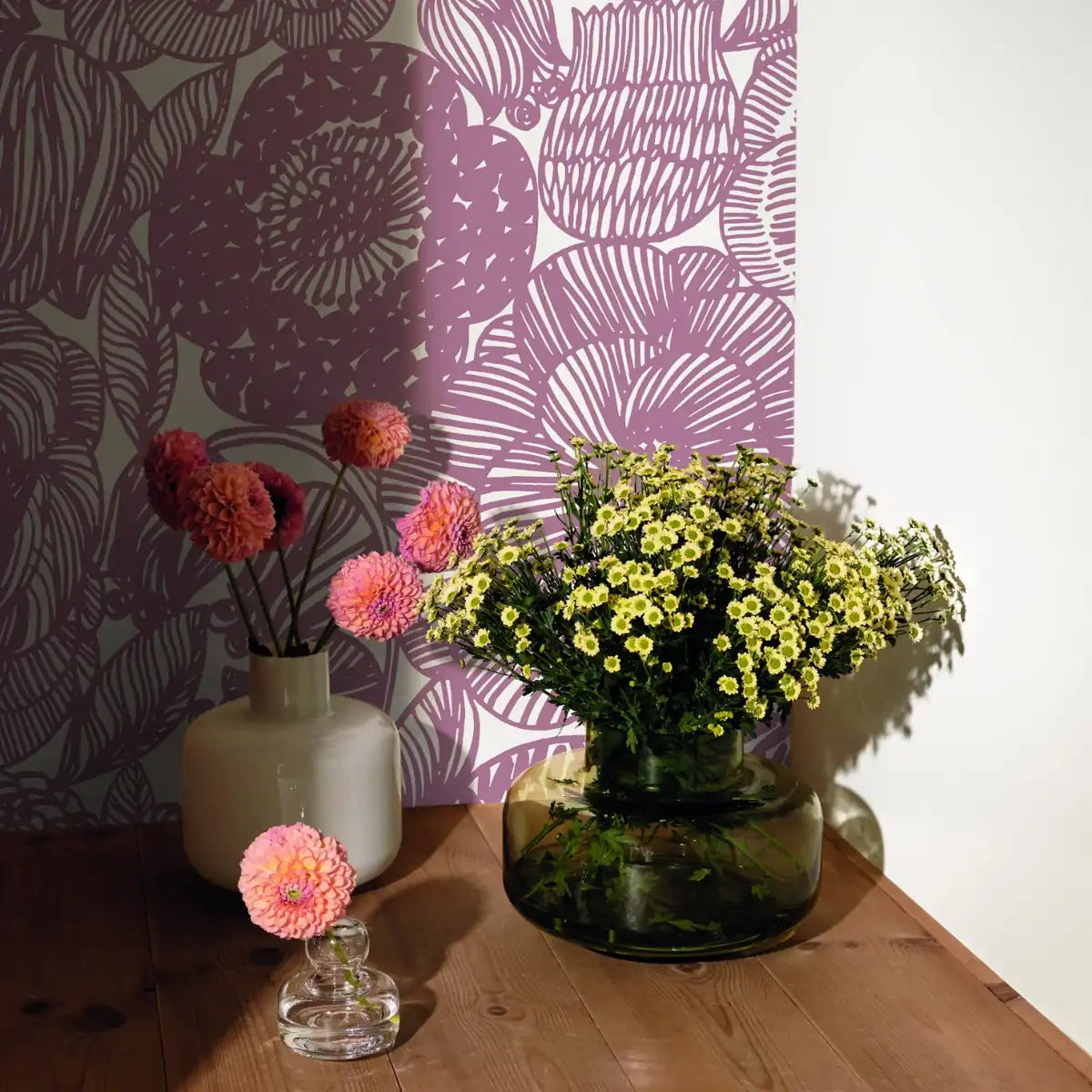 hookedonwalls-kurjenpolvi-sfeer-marimekko-wallcoverings-06-kurjenpolvi-25180-roomshot-print-hr