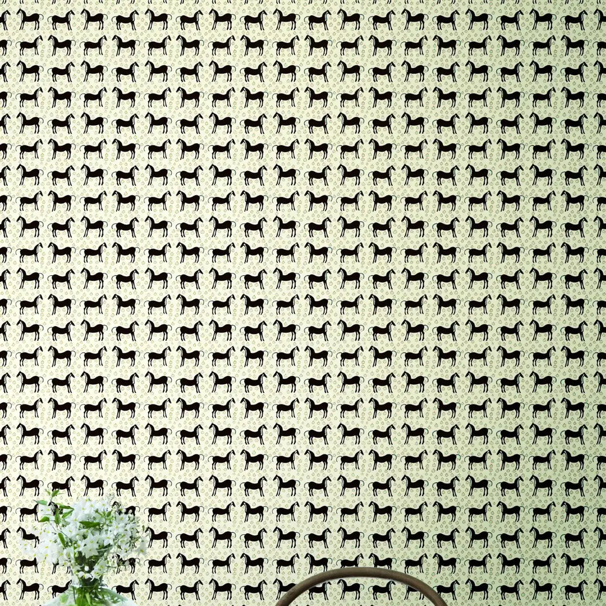 hookedonwalls-musta-tamma-sfeer-marimekko-wallcoverings-06-musta-tamma-25171-roomshot-print-hr