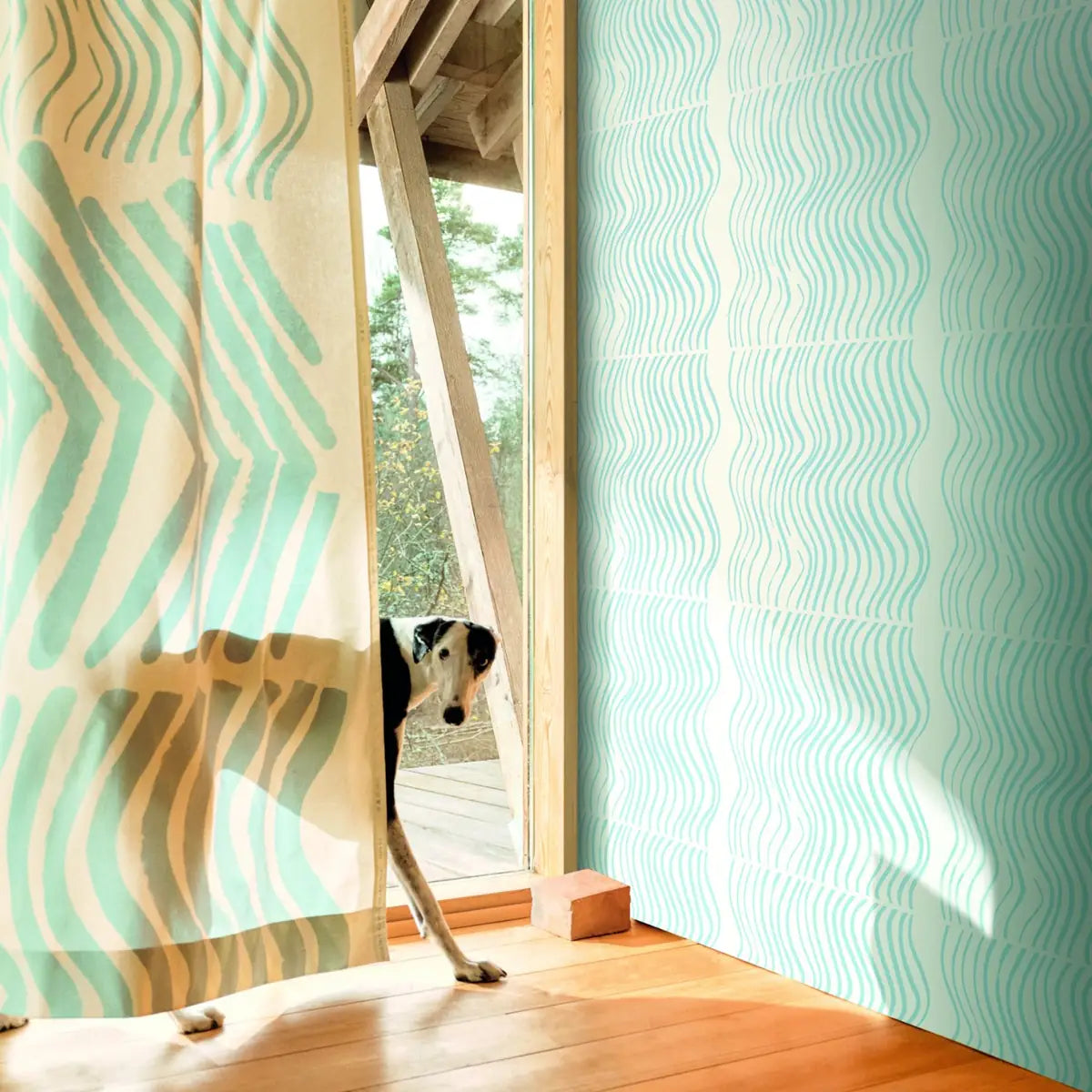 hookedonwalls-silkkikuikka-sfeer-marimekko-wallcoverings-06-silkkikuikka-14120-roomshot-print-hr