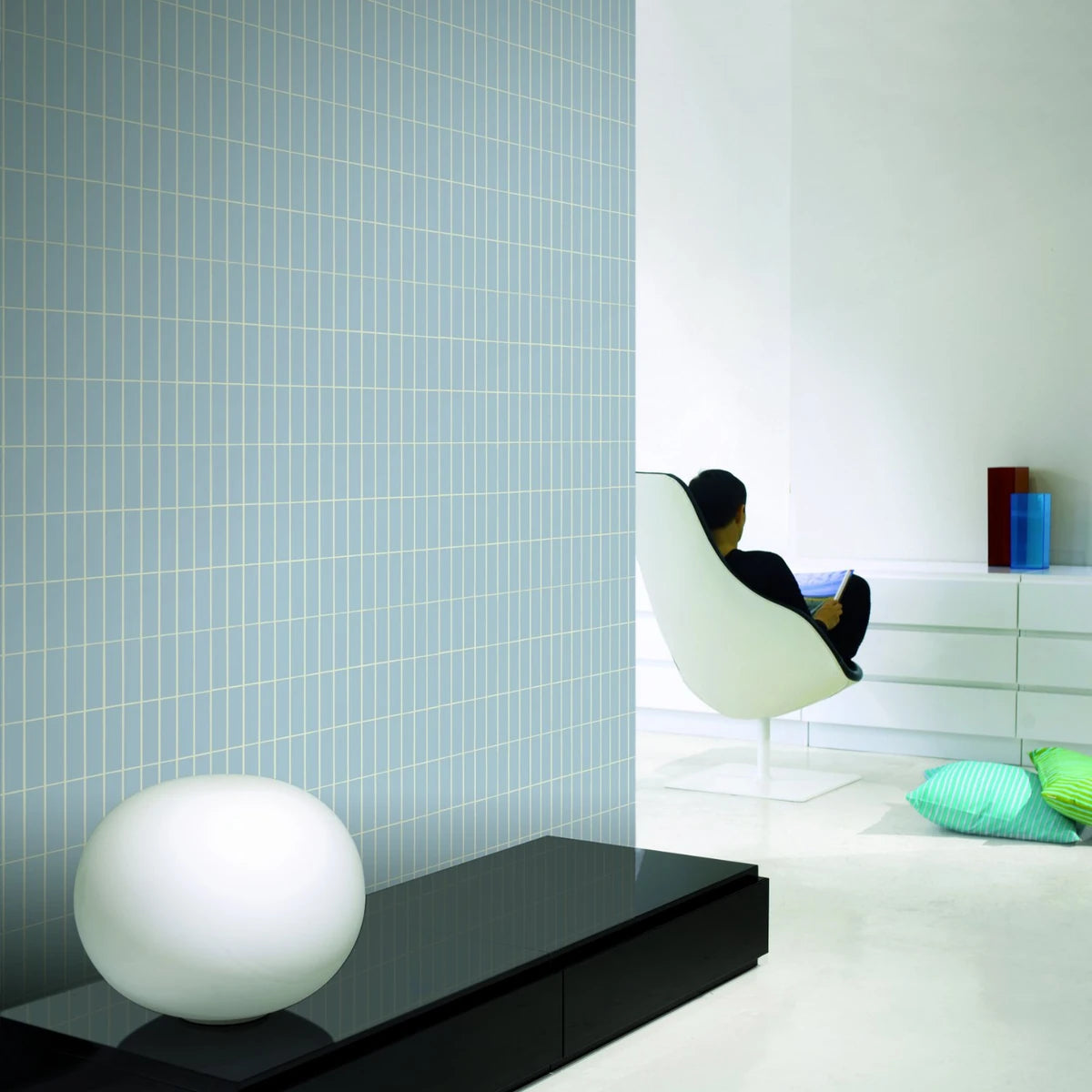 hookedonwalls-tiiliskivi-sfeer-marimekko-wallcoverings-06-tiiliskivi-25110-roomshot-print-hr